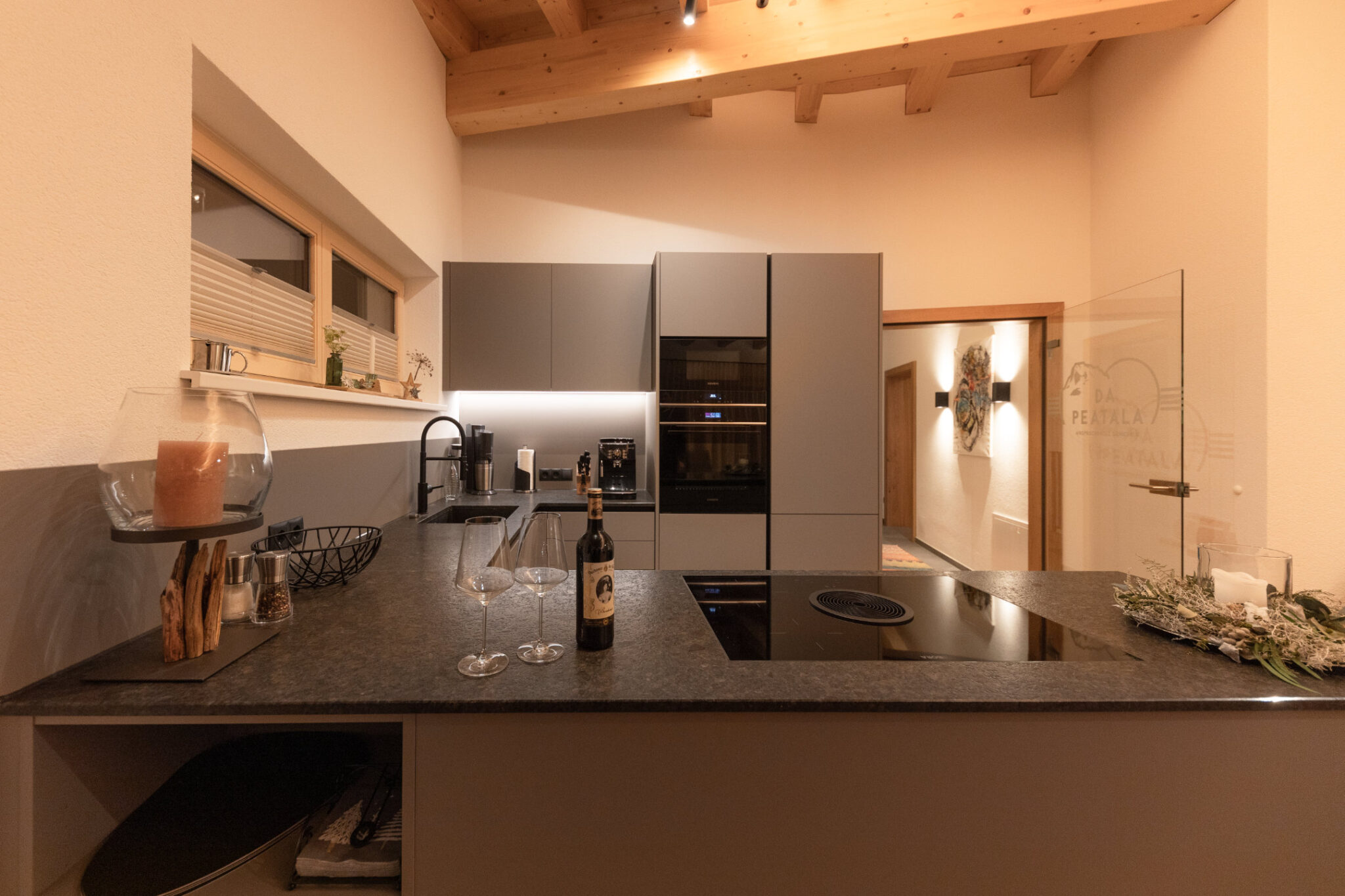 Kitchen with unit, stove, oven and sink – Mountain Chalet da Peatala Apartments Serfaus summer