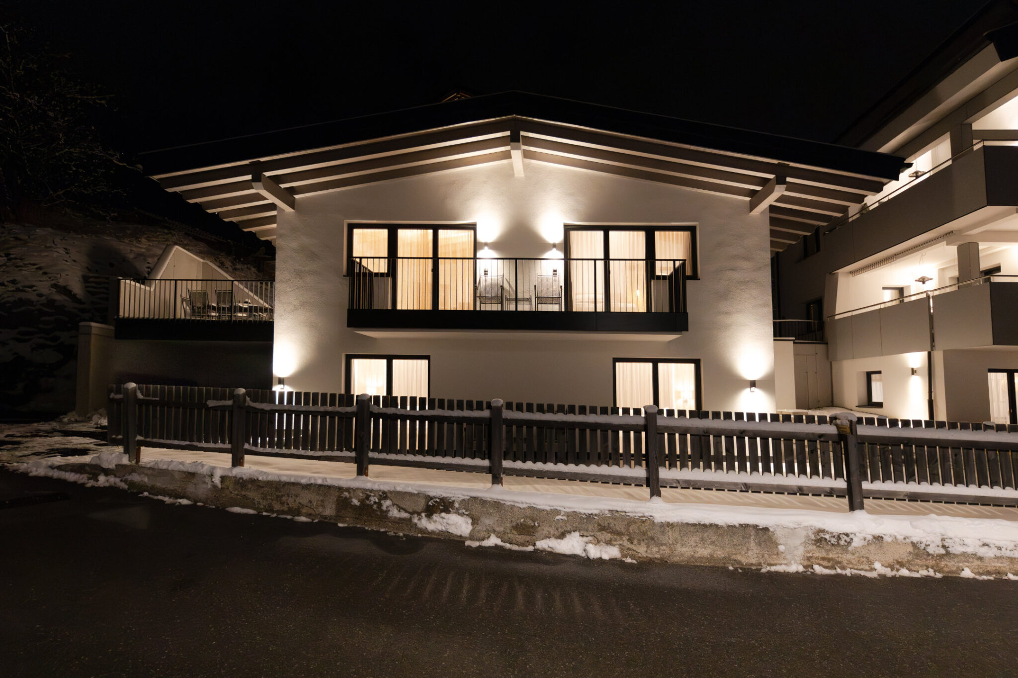 Rear with side front view, balconies and snowy landscape – Mountain Chalet da Peatala Apartments Serfaus winter