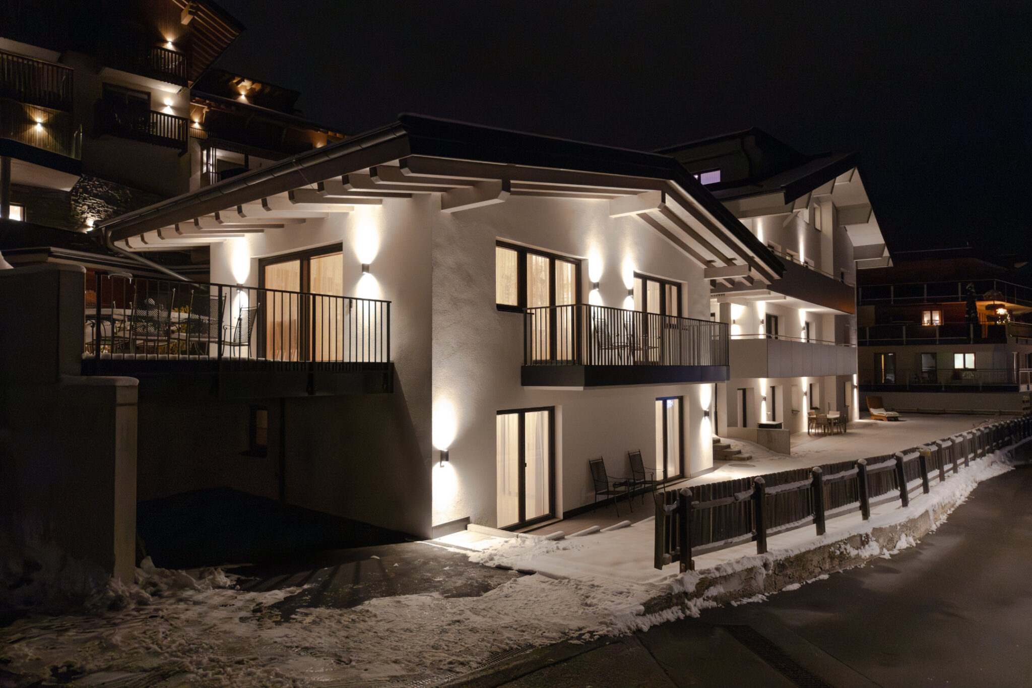 Rear view of the Mountain Chalet with terrace, balconies and snowy landscape – da Peatala Apartments Serfaus winter