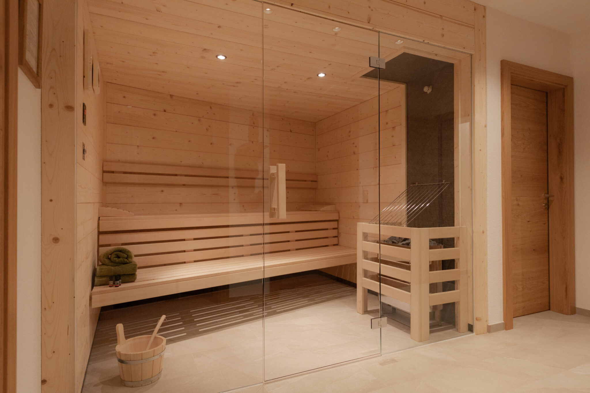 Sauna mit Holzbänken und Glasfront – Mountain Chalet da Peatala Apartments Serfaus Winter