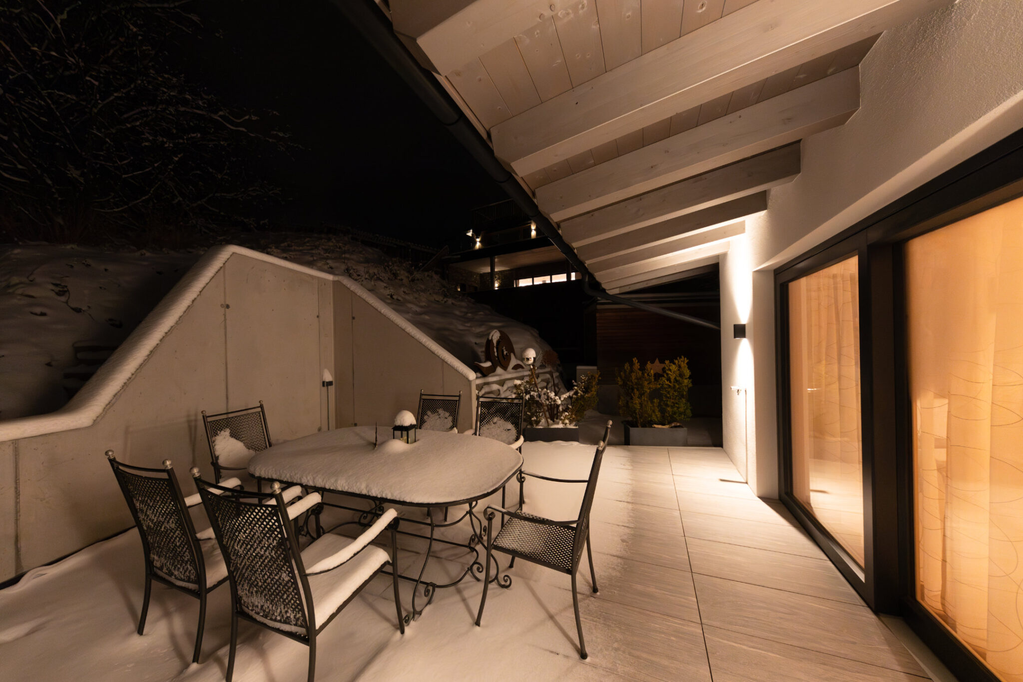 Nordterrasse mit Tisch, Stühlen und Winterlandschaft – Mountain Chalet da Peatala Apartments Serfaus