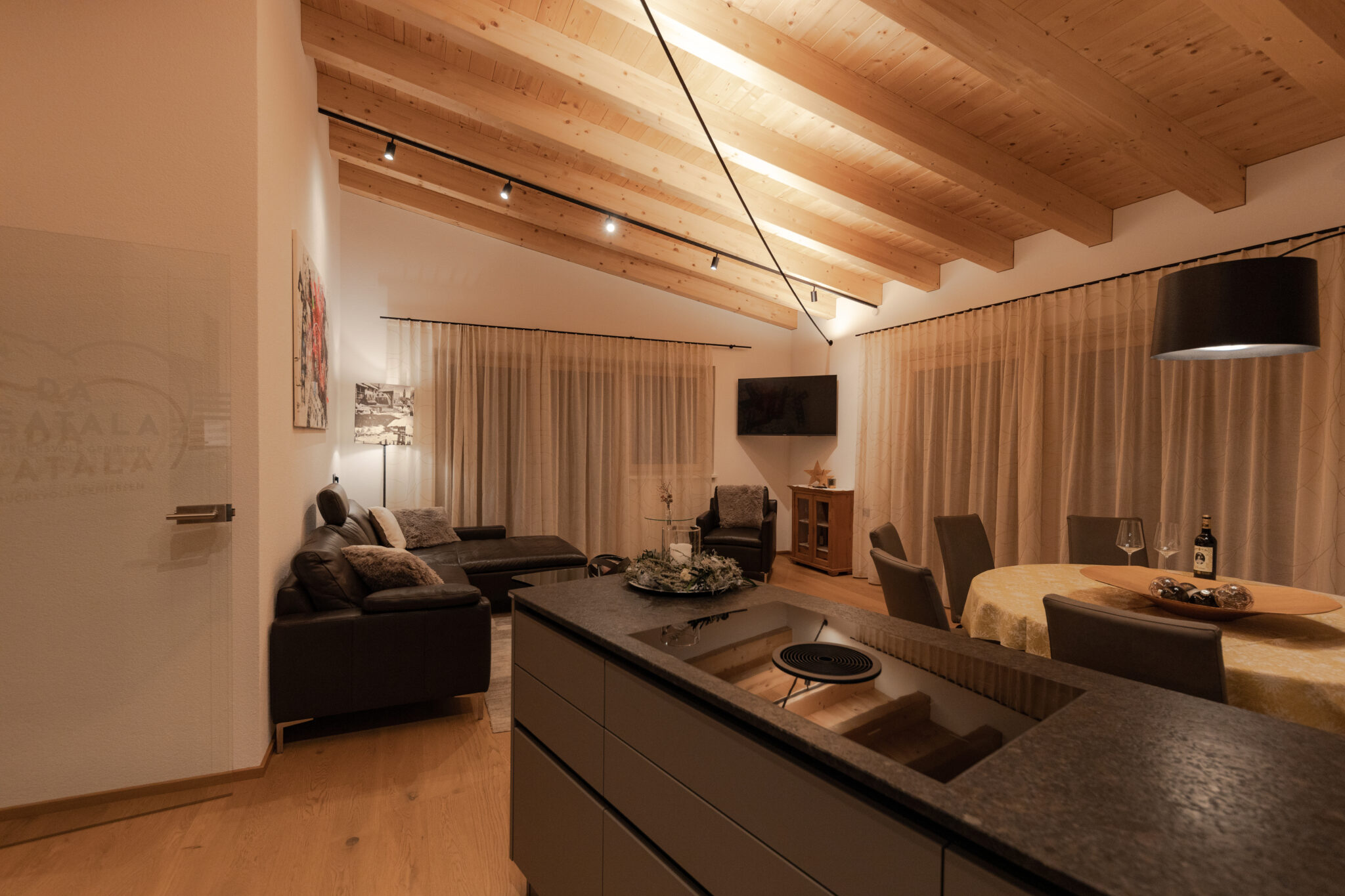 Wohnküche mit Esstisch, Stühlen und Küchenzeile – Mountain Chalet da Peatala Apartments Serfaus Winter